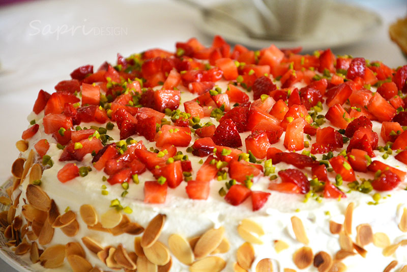 Wochenend-Rezept - Erdbeersahne-Torte mit Pistazien - SAPRI-Design
